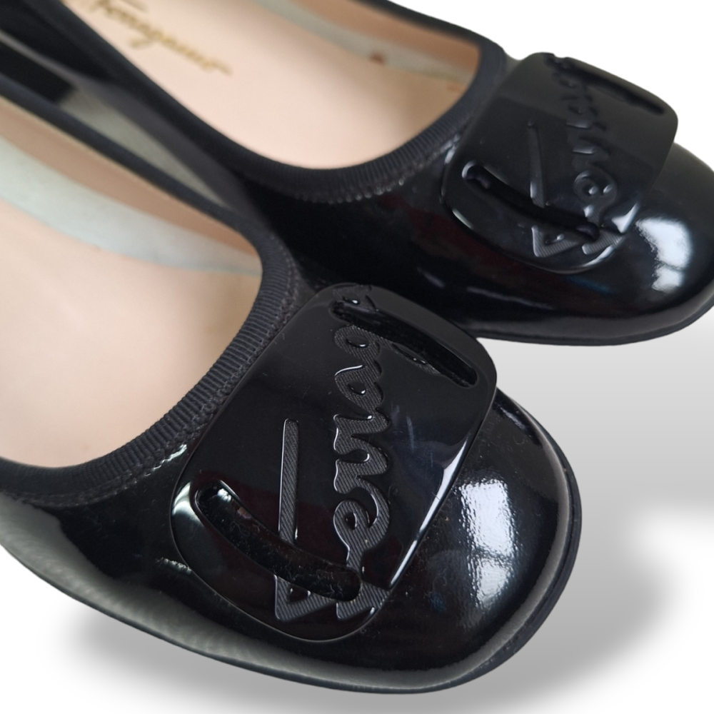 Scarpin Salvatore Ferragamo Fivela Verniz Preto